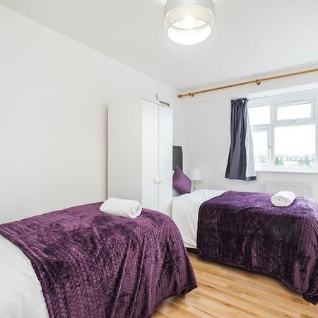 לונדון Spacious 3 Bed 1 Bath Hse W Guest Toilet W Parking Near Excel - E16 מראה חיצוני תמונה