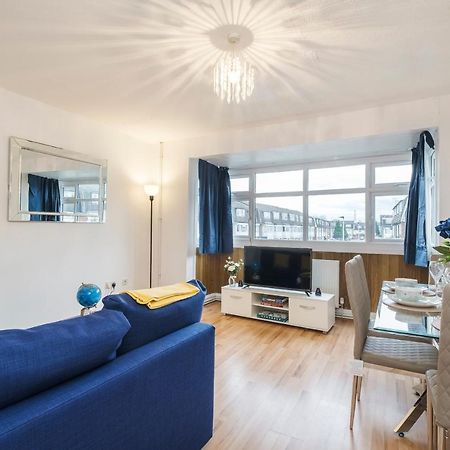 לונדון Spacious 3 Bed 1 Bath Hse W Guest Toilet W Parking Near Excel - E16 מראה חיצוני תמונה