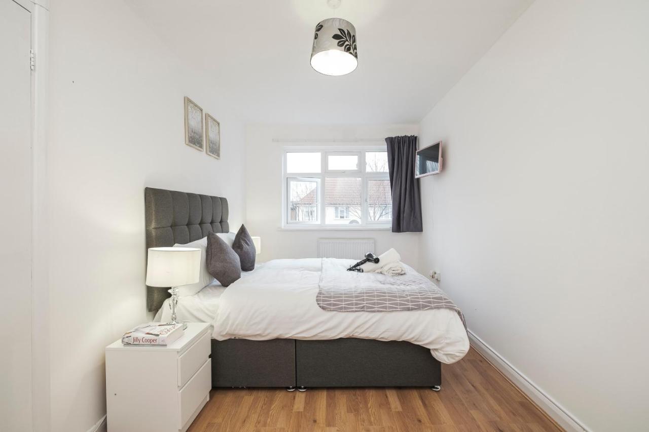 לונדון Spacious 3 Bed 1 Bath Hse W Guest Toilet W Parking Near Excel - E16 מראה חיצוני תמונה
