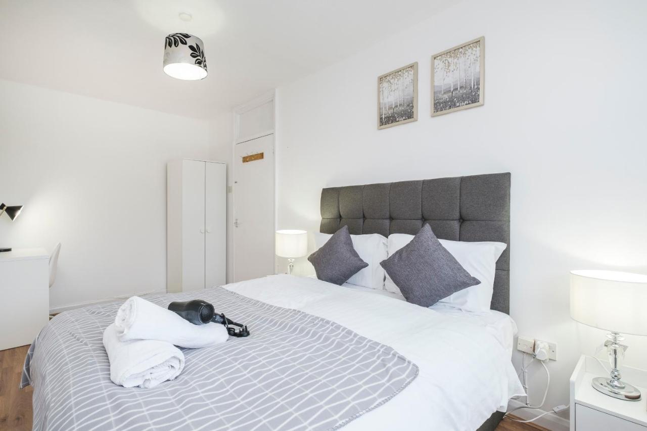 לונדון Spacious 3 Bed 1 Bath Hse W Guest Toilet W Parking Near Excel - E16 מראה חיצוני תמונה