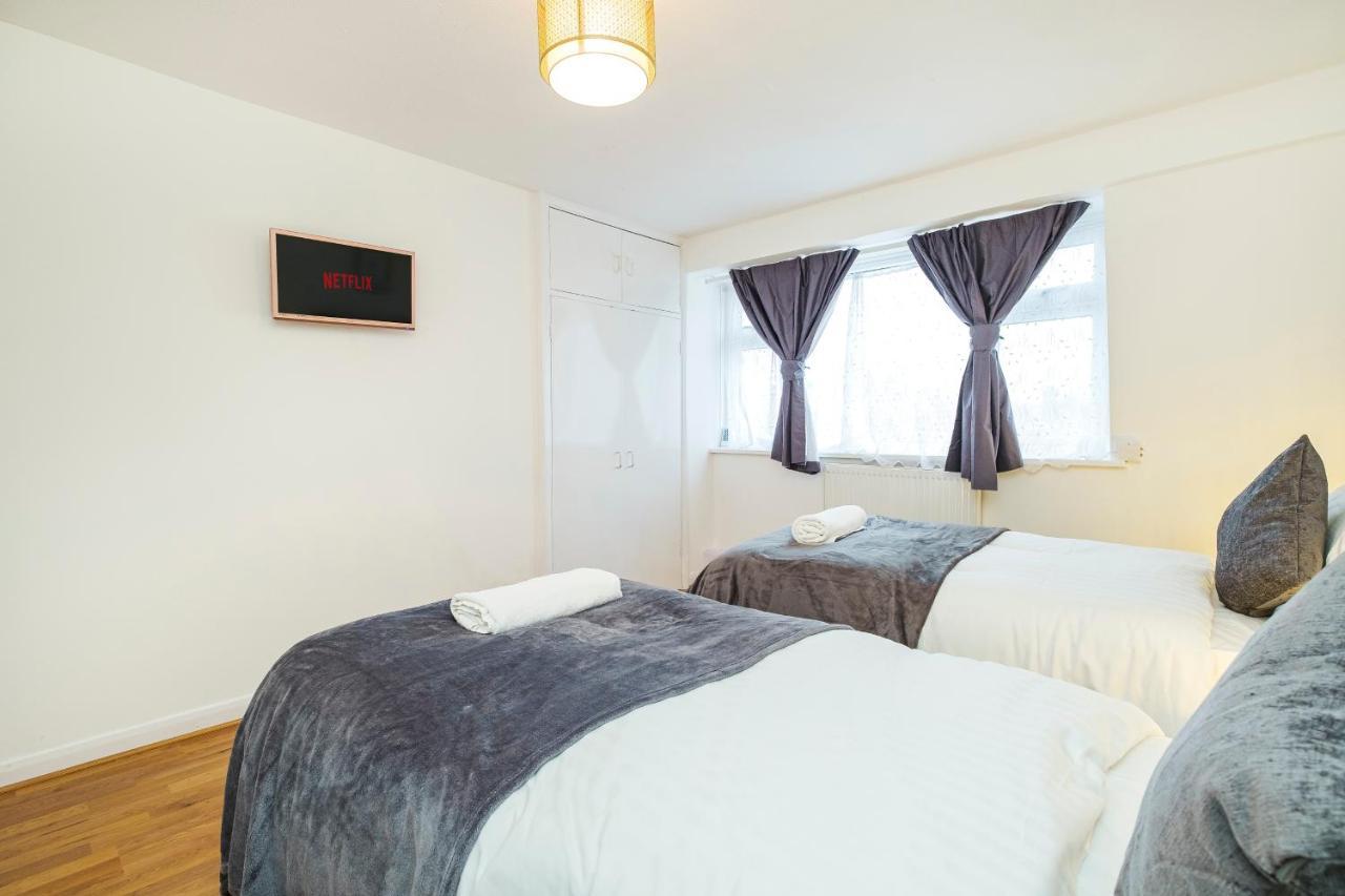 לונדון Spacious 3 Bed 1 Bath Hse W Guest Toilet W Parking Near Excel - E16 מראה חיצוני תמונה