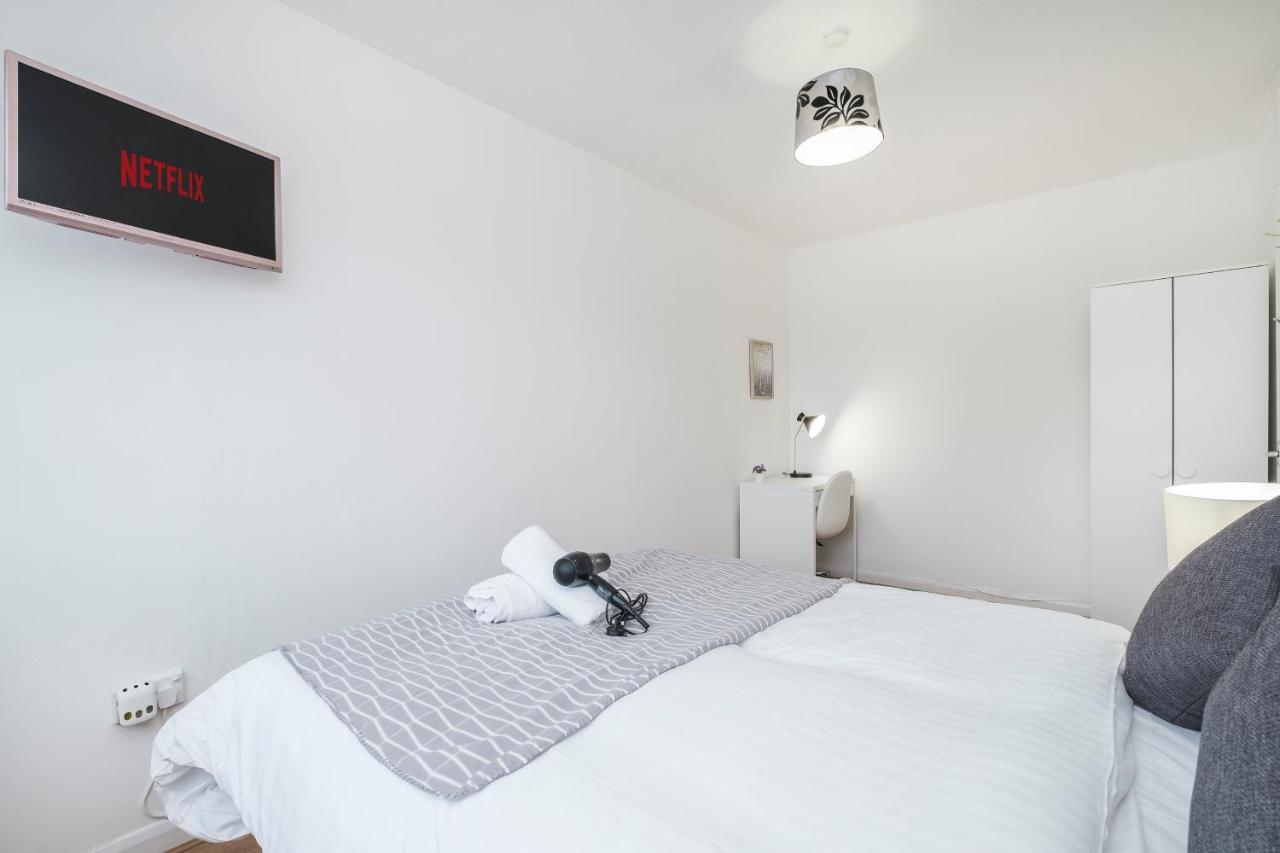 לונדון Spacious 3 Bed 1 Bath Hse W Guest Toilet W Parking Near Excel - E16 מראה חיצוני תמונה