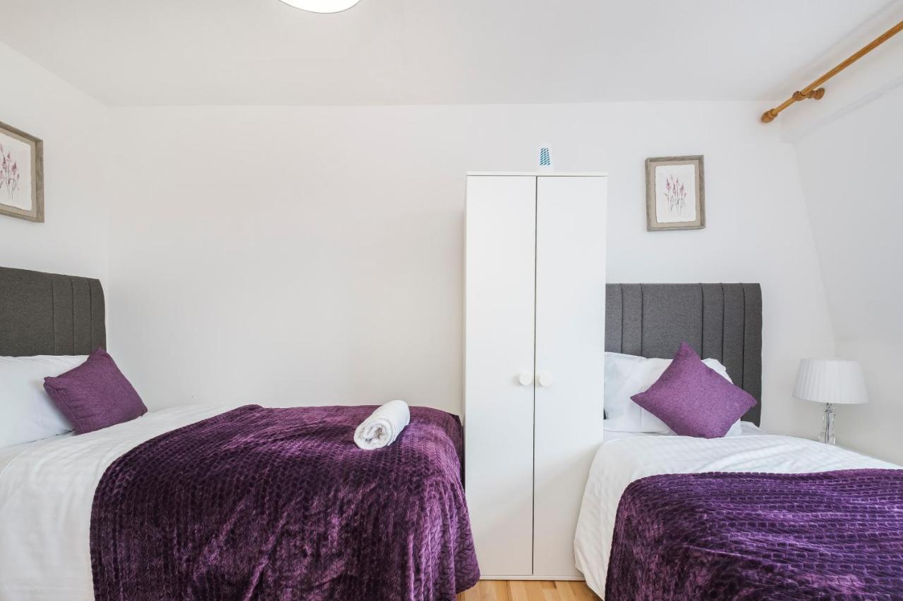 לונדון Spacious 3 Bed 1 Bath Hse W Guest Toilet W Parking Near Excel - E16 מראה חיצוני תמונה