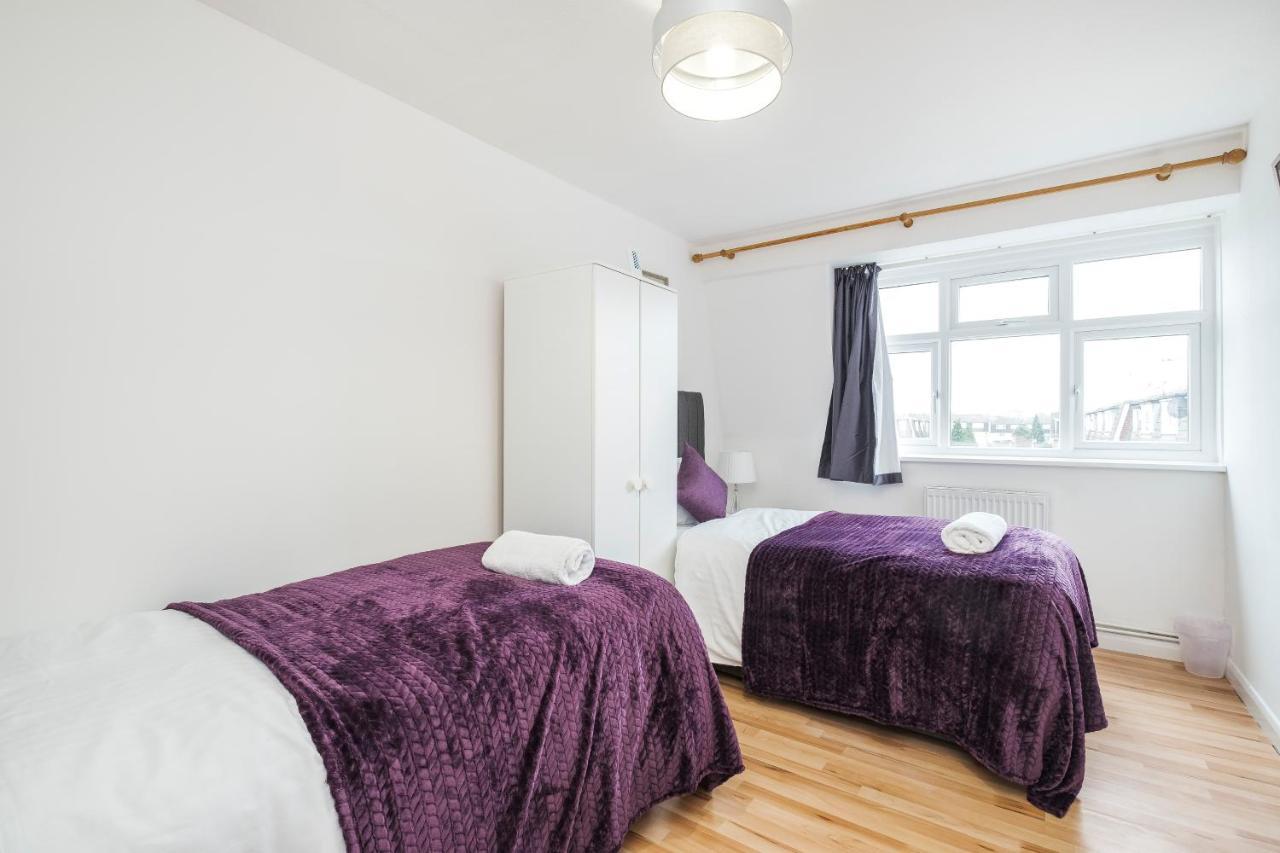 לונדון Spacious 3 Bed 1 Bath Hse W Guest Toilet W Parking Near Excel - E16 מראה חיצוני תמונה