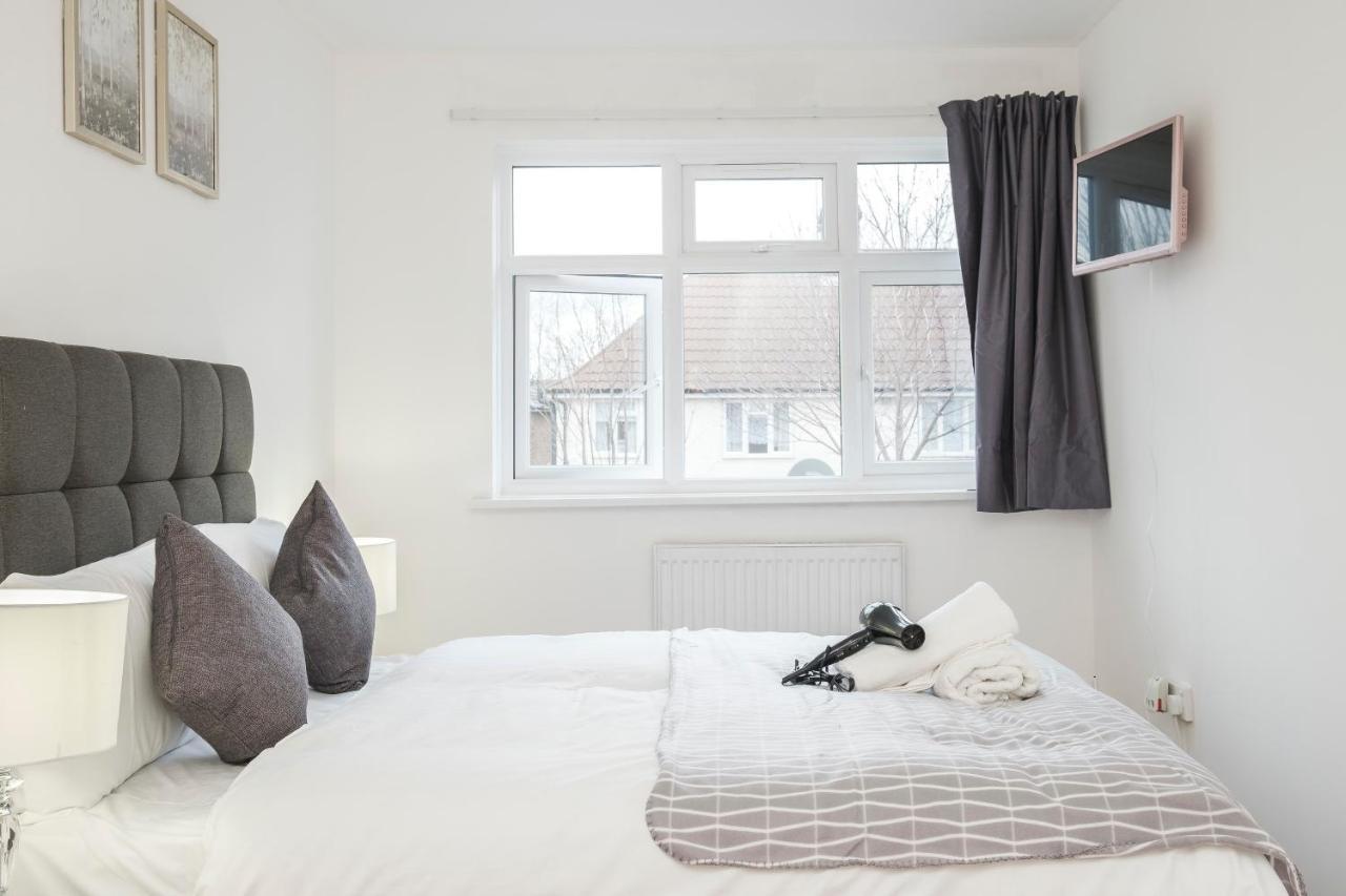 לונדון Spacious 3 Bed 1 Bath Hse W Guest Toilet W Parking Near Excel - E16 מראה חיצוני תמונה