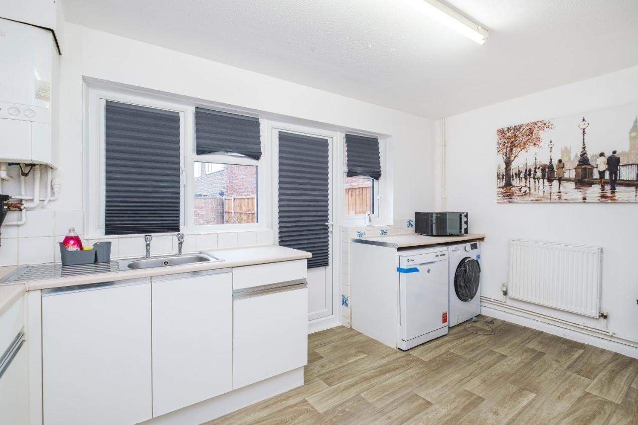 לונדון Spacious 3 Bed 1 Bath Hse W Guest Toilet W Parking Near Excel - E16 מראה חיצוני תמונה