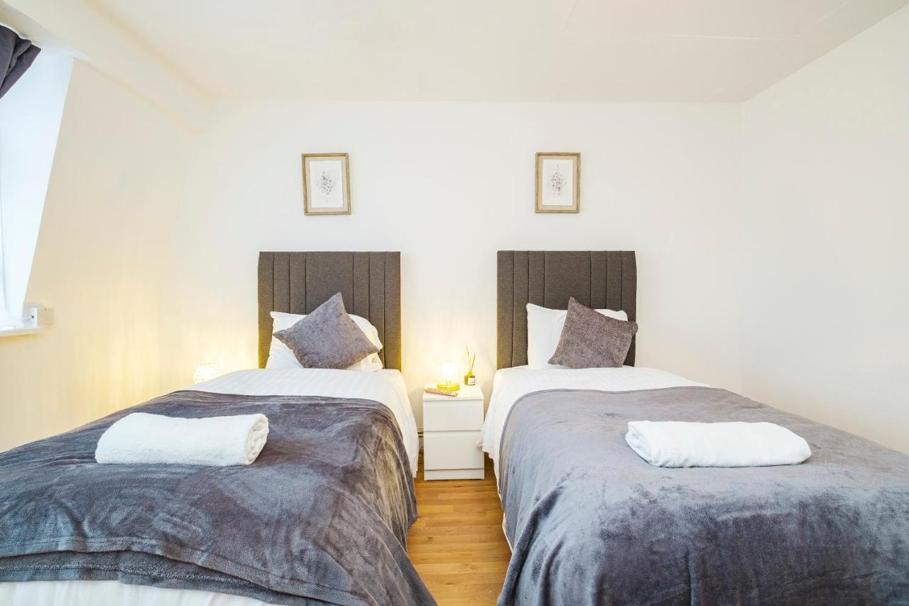 לונדון Spacious 3 Bed 1 Bath Hse W Guest Toilet W Parking Near Excel - E16 מראה חיצוני תמונה