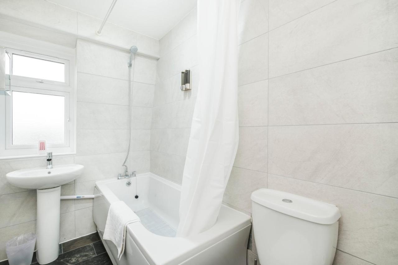 לונדון Spacious 3 Bed 1 Bath Hse W Guest Toilet W Parking Near Excel - E16 מראה חיצוני תמונה