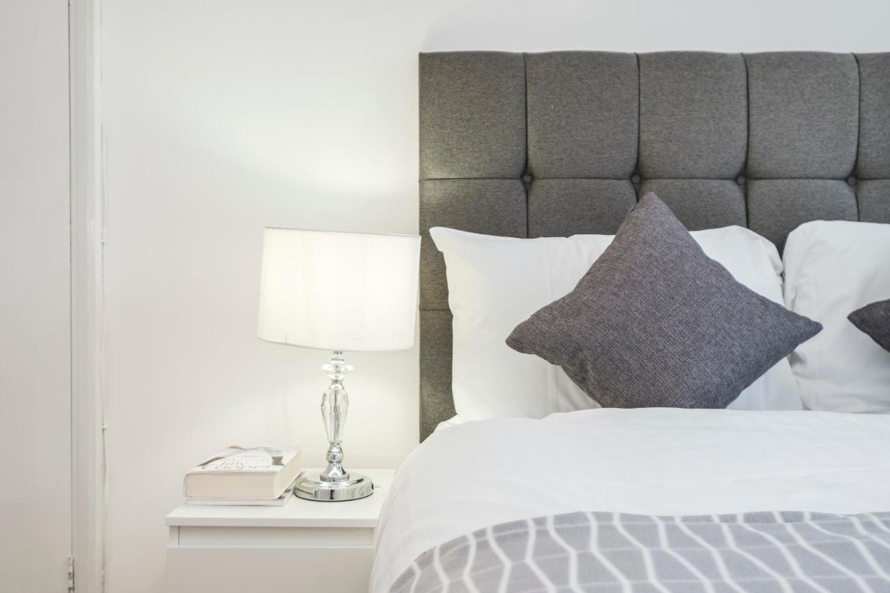 לונדון Spacious 3 Bed 1 Bath Hse W Guest Toilet W Parking Near Excel - E16 מראה חיצוני תמונה