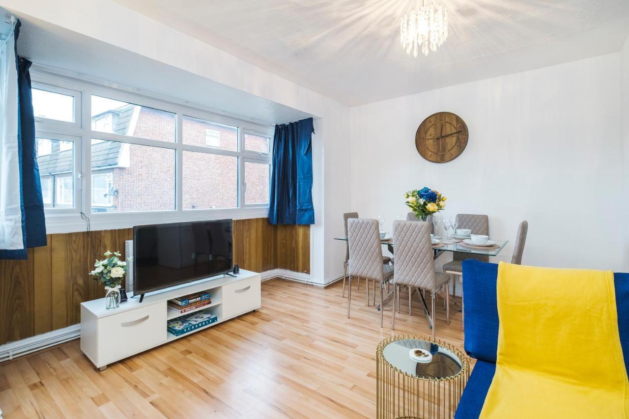 לונדון Spacious 3 Bed 1 Bath Hse W Guest Toilet W Parking Near Excel - E16 מראה חיצוני תמונה