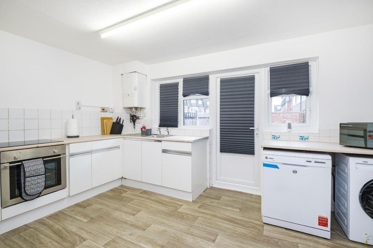 לונדון Spacious 3 Bed 1 Bath Hse W Guest Toilet W Parking Near Excel - E16 מראה חיצוני תמונה